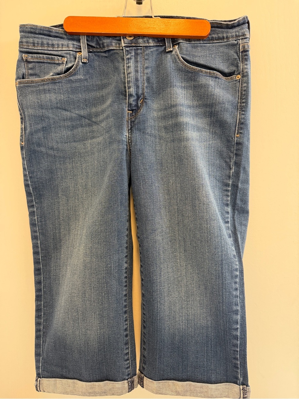 Levi's Blue capris